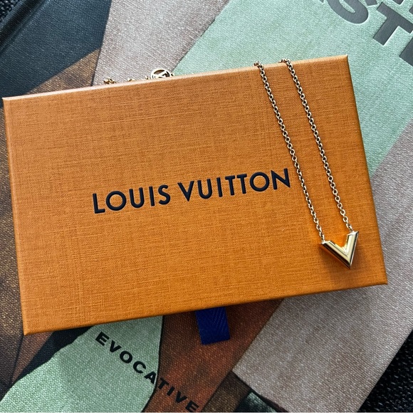 LOUIS VUITTON Gold Essential V Necklace - Picture 10 of 11